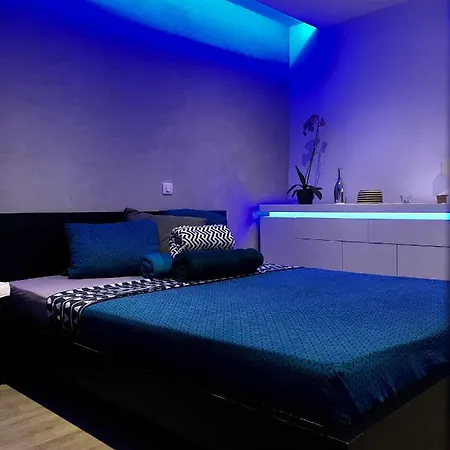 Sweet Light Three Borders With Garden Apartment *